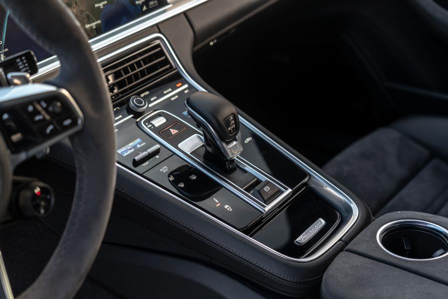 Детали интерьера Porsche Panamera GTS (971) 2019 года  (NA) (фото 16 из 40)